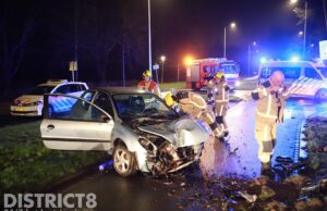 Alcomobiliste mist bocht en knalt op lantaarnpaal Bezuidenhoutseweg Den Haag