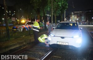 Bestuurder van auto parkeert voertuig op trambaan Noord-West Buitensingel Den Haag