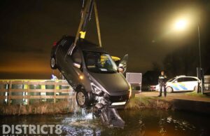 Opnieuw auto te water in beruchte bocht Wilsveen Leidschendam