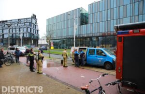 Brandweer blust brandende vuurton in handhavingsvoertuig Coenderstraat Delft