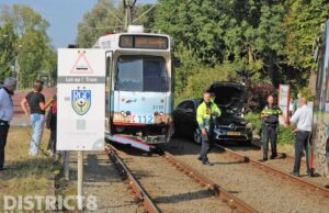 Tram komt in botsing met auto Delftweg Rijswijk