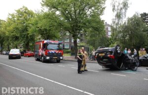 Auto op z’n kop na aanrijding met andere auto Huis te Landelaan Rijswijk