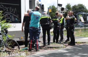 Flinke schade bij aanrijding tussen busje en fietser Broekmolenweg Rijswijk