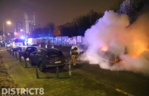 Geparkeerd busje brandt volledig uit Trekvlietplein Den Haag