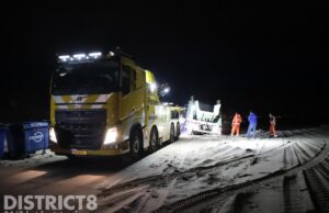 Vrachtwagen weggezakt in het zand tijdens afleveren container strand Kijkduin