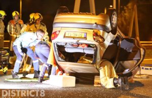 Auto op z’n kop na aanrijding met vrachtwagen A4 Den Haag