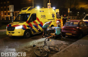 Fietser gewond bij aanrijding tegen geparkeerd voertuig Aan ’t Verlaat Delft