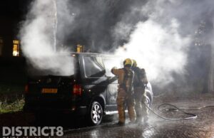 Busje vliegt in brand door vuurwerk Aan Het Verlaat Delft
