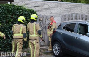 Automobiliste rijdt achteruit tegen gevel aan Hindenweide Zoetermeer