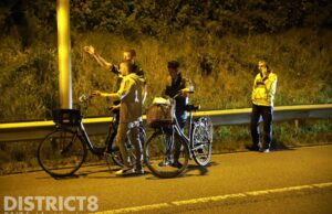Politie begeleidt twee fietsers van snelweg af A4 Den Hoorn
