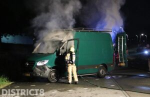Geparkeerde bedrijfsbus zwaar beschadigd na brand Buytenparklaan Zoetermeer