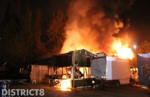 Uitslaande brand in kas; brandweer schaalt op naar “Zeer Grote Brand” Hoflaan Delft