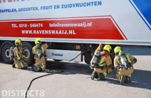 Vrachtwagenchauffeur en brandweer blussen brandje onder oplegger Zijtwende De Lier
