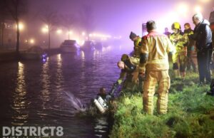 Brandweer haalt vrouw uit ijskoude water Hoornseweg in Den Hoorn
