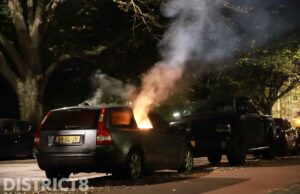 Geparkeerde auto in brand gestoken Kamperfoeliestraat Den Haag