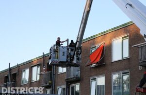 Brandweer verwijdert loshangend zonnescherm Schrobbelaarstraat in Delft