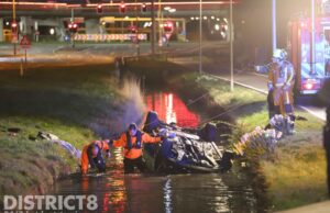Automobilist rijdt achteruit de sloot in Vlietweg Naaldwijk