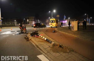 Motorrijder botst tegen verkeerslicht Soestdijksekade Den Haag