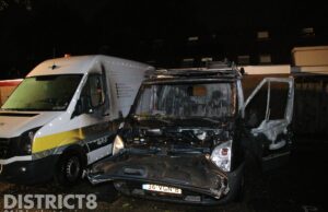 Twee geparkeerde bedrijfsbussen beschadigd door brand Ooievaarsveld Zoetermeer