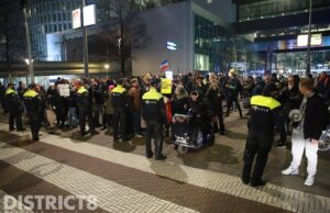 Lawaaidemonstratie tijdens persconferentie Turfmarkt Den Haag