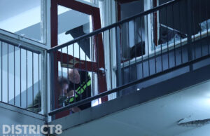 Gewonden en enorme ravage na explosie op galerij van flat Poptahof Zuid Delft