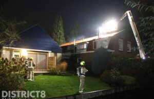 Flinke rookontwikkeling bij brand in dak Dorpsstraat Zoetermeer