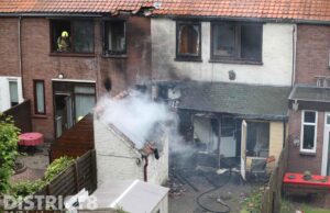Twee woningen zwaar beschadigd door flinke brand in schuurtje Maarsbergenstraat Den Haag