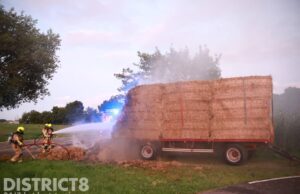 Hooiwagen vliegt deels in brand tijdens het rijden Zouteveenseweg Schipluiden
