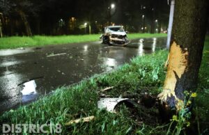Automobilist valt in slaap en ramt boom Lozerlaan Den Haag
