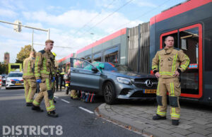Personenauto in botsing met tram Loosduinsekade Den Haag