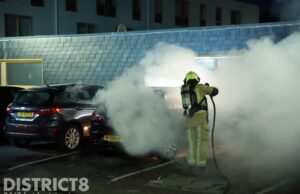 Geparkeerde auto volledig uitgebrand Dorpersdreef Den Haag