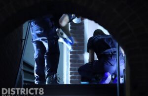 Schade aan voordeur na explosie bij portiekwoning Goeverneurlaan Den Haag