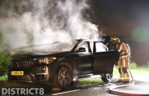 Auto vliegt in brand tijdens het rijden Rijksstraatweg Delfgauw