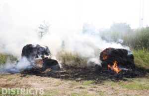 Brandweer uur bezig om brandende hooibalen te blussen Kerkpolderweg Delft
