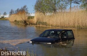 Automobilist rijdt water in Van Luyklaan Wateringen