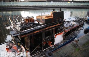 Bootje in vlammen op aan de Haagse Goudriaankade