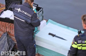 Duikers arrestatieteam vissen machete uit Delftse gracht Westvest Delft