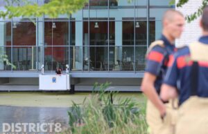 Glazenwasser hangt in zijn bakje boven het water stil door een defect Mekelweg Delft