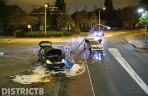 Auto crasht en vliegt in brand Jan Barendselaan Poeldijk