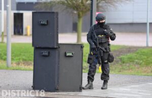 Grote oefening bij gebouw van TU Delft door Koninklijke Marechaussee Mekelweg Delft