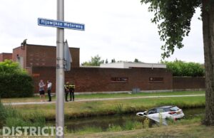 Automobilist raakt met auto te water Rijswijkse Waterweg Den Haag