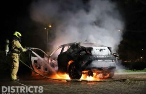 Gedumpte auto in brand gestoken Moerweg Den Haag