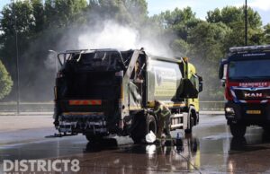 Brandweer uren bezig met brand in vuilniswagen Van der Hagenstraat Zoetermeer
