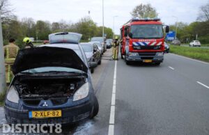 Auto vliegt spontaan in brand Professor B.M. Teldersweg Den Haag