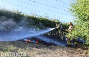 Fikse bermbrand langs Randstadrail spoor Loirestroom Zoetermeer