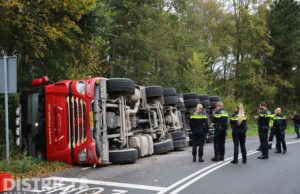 Vrachtwagen komt op zijn kant terecht Madesteinweg Den Haag