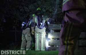 Brandweer Zoetermeer blust brandende schutting Noordeindseweg Berkel en Rodenrijs