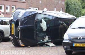 Auto komt op zijn kant terecht na ongeval Heer Hubrechtstraat Voorburg