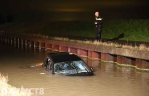 Auto raakt te water langs Westlandroute Honselersdijk
