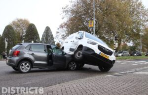 Auto vast onder busje bij aanrijding Prins Bernhardlaan Voorburg